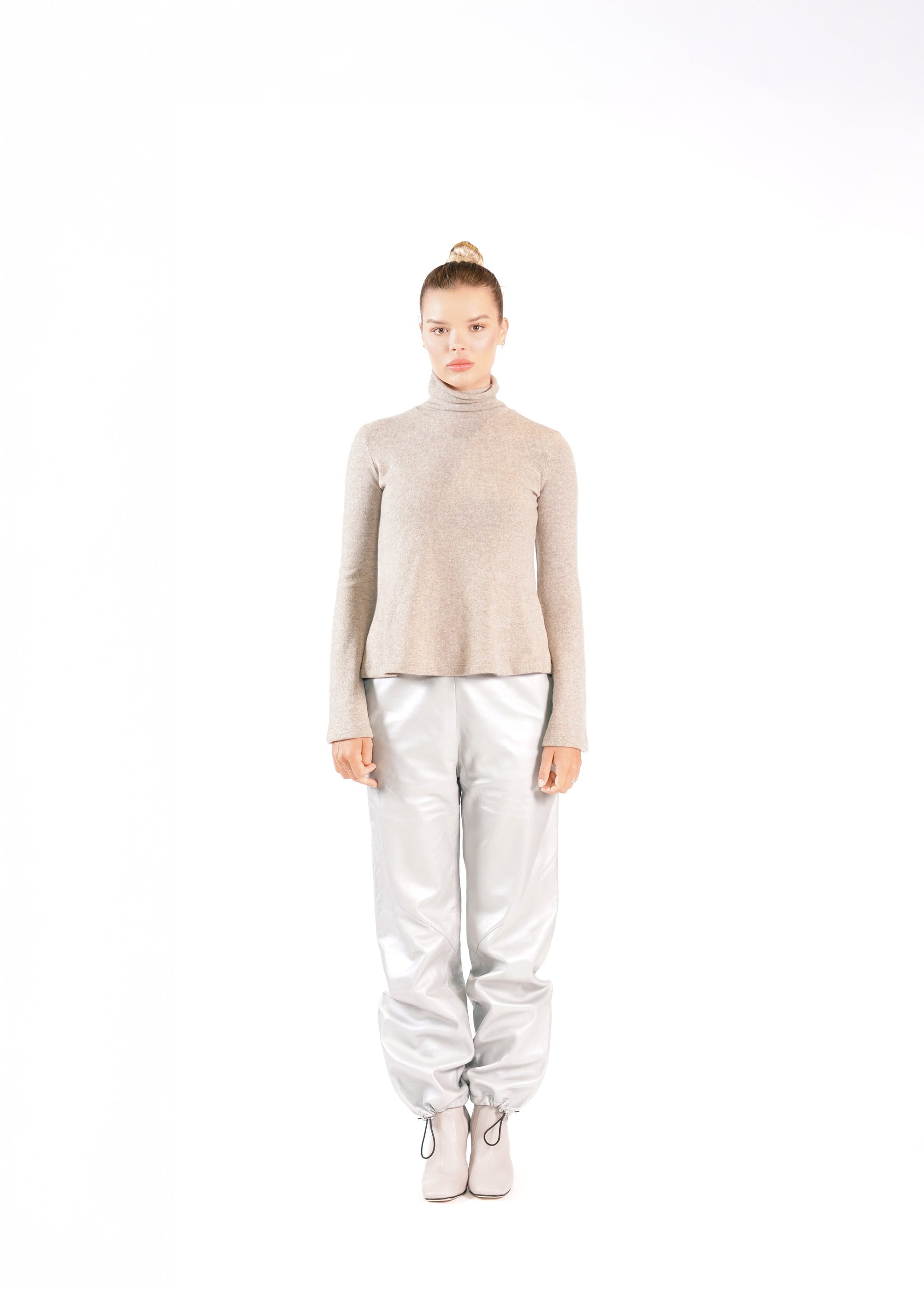 CASHMERE BELL SLEEVE TURTLENECK- CAFE AU LAIT